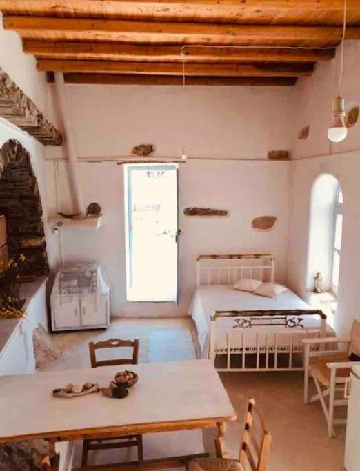 Naxos Mountain Retreat - Tiny House Build On Rock Apartman Kóronosz Kültér fotó