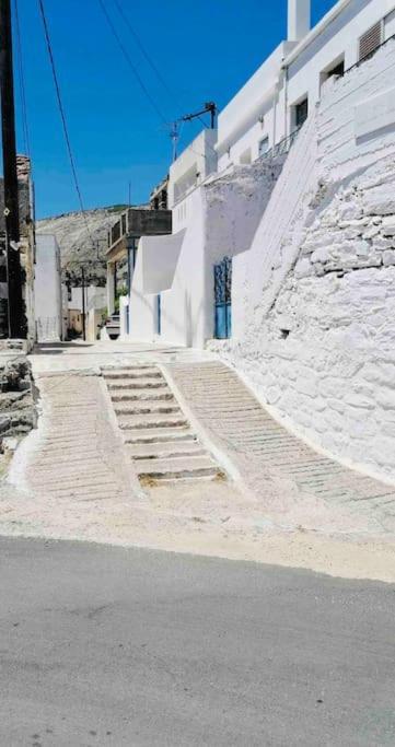 Naxos Mountain Retreat - Tiny House Build On Rock Apartman Kóronosz Kültér fotó