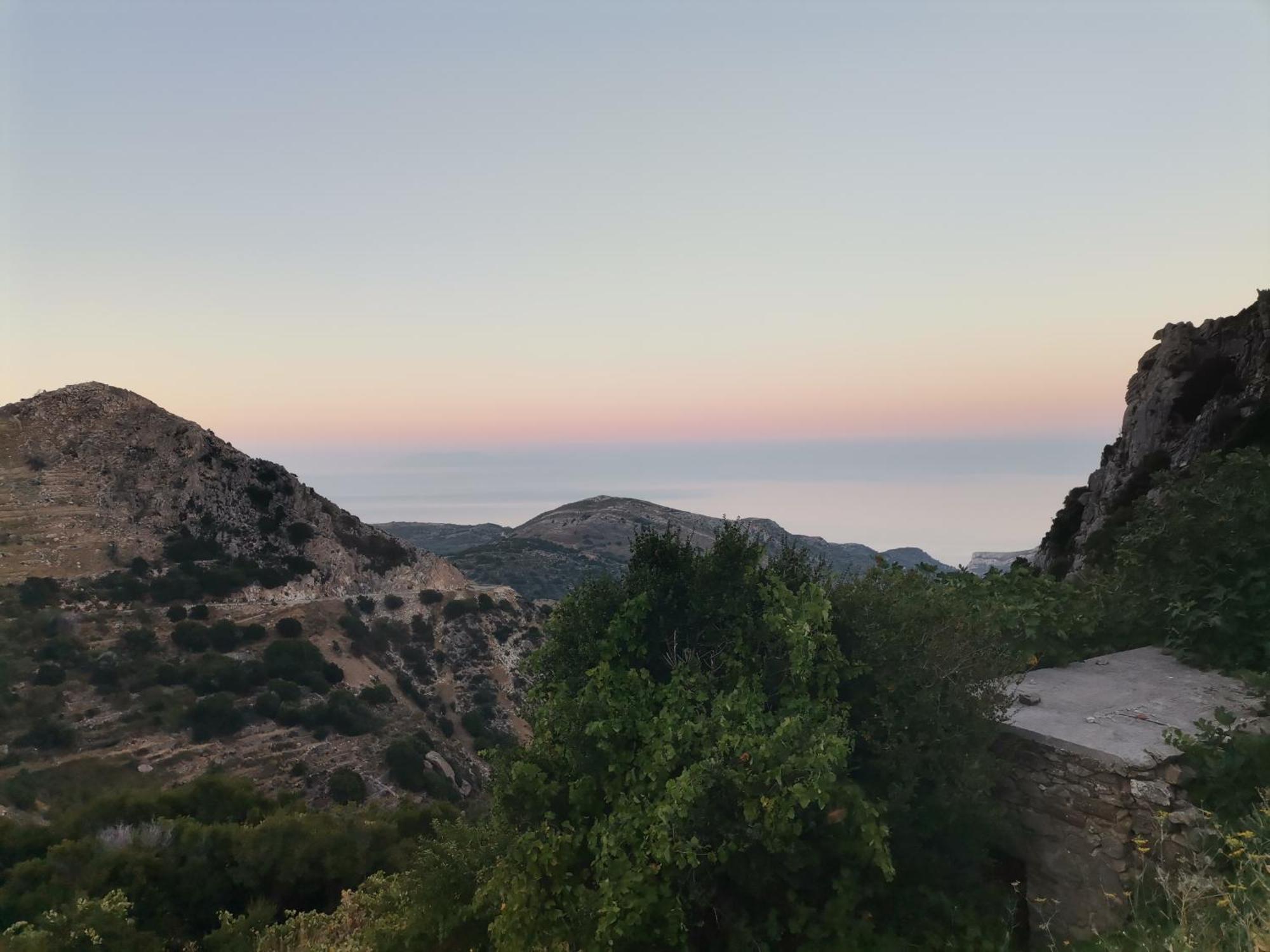 Naxos Mountain Retreat - Tiny House Build On Rock Apartman Kóronosz Kültér fotó